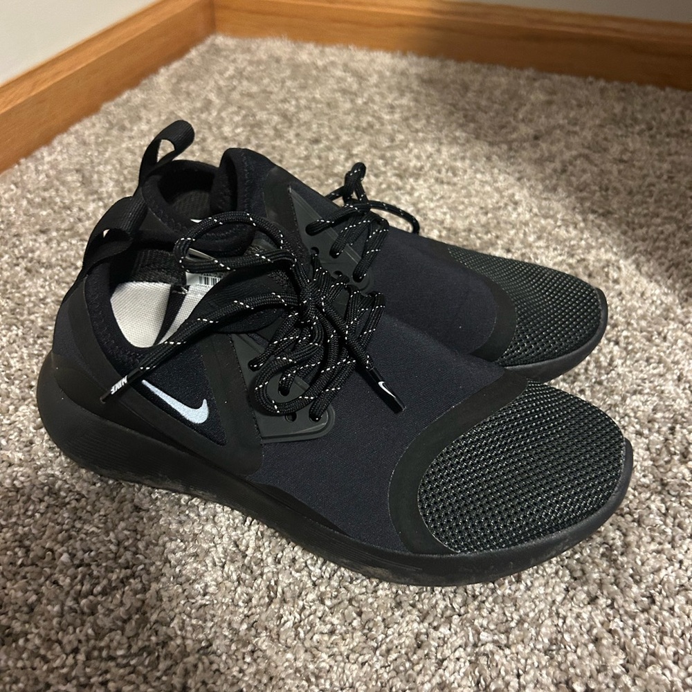 Nike lunar charge essential sneakers
